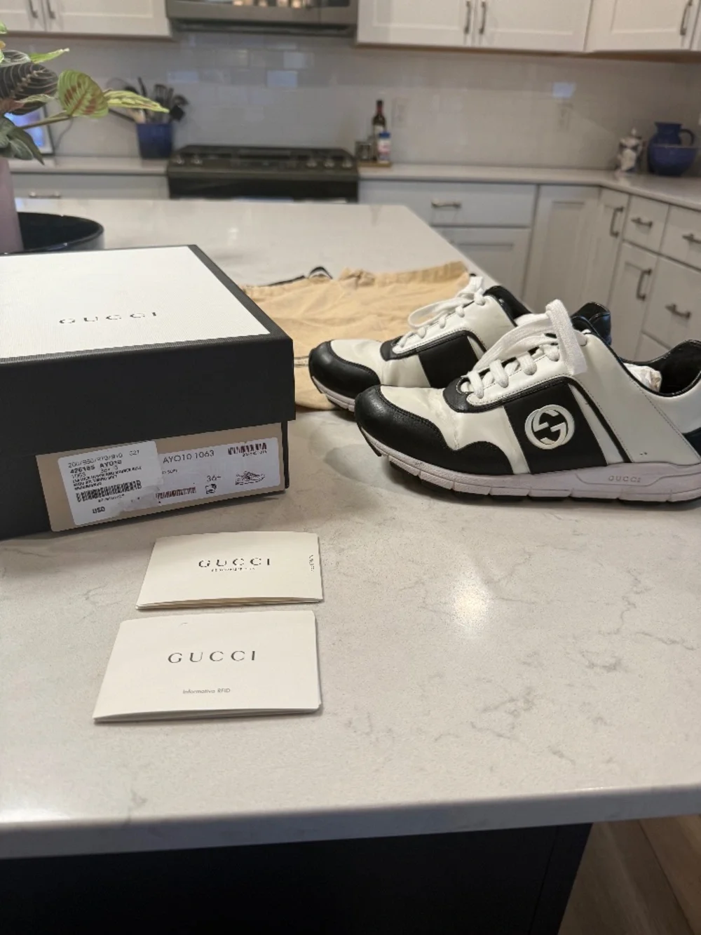 Gucci AYO10 1064 size 36 like new